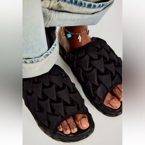 Free People 4CCCCEES Ether Sport Sandals Platform Puffy Woven Black